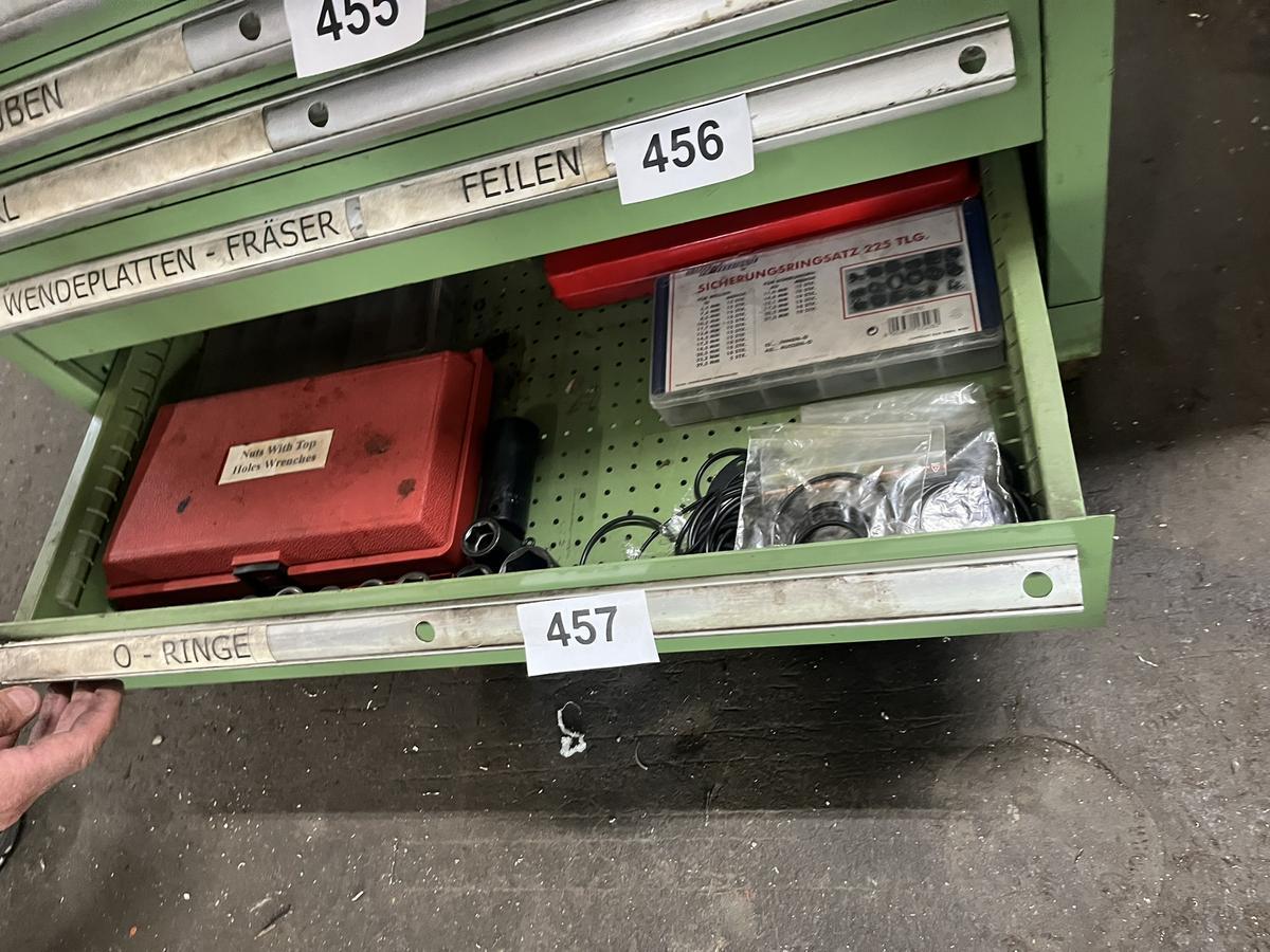 Ladeninhalt an Schlagschrauber, Seegeringzangen-Set, verstellbare Mutternzange, div. Nussen-Einsätze, Sicherungsringe, usw.