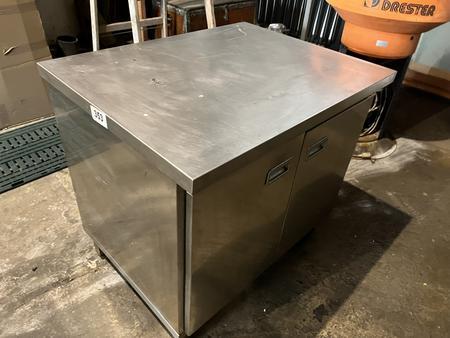 Edelstahl Schrank 900x700x820mm mit Doppeltüren und 3 Etagen Edelstahl Schrank 900x700x820mm mit Doppeltüren und 3 Etagen