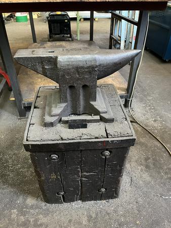 Amboss mit Unterbau Amboss mit Unterbau