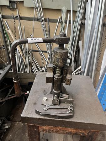 Spindelpresse mit Richtplatte, Stärke der Platte 8cm, Tischgröße 60x60cm Spindelpresse mit Richtplatte, Stärke der Platte 8cm, Tischgröße 60x60cm