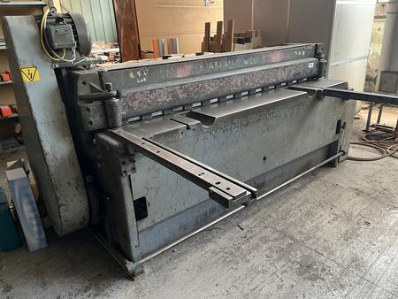 Blechschere, Schnittbreite 200cm, max. 4mm, elektromotorisch - Ausbringung ebenerdig problemlos möglich Blechschere, Schnittbreite 200cm, max. 4mm, elektromotorisch - Ausbringung ebenerdig problemlos möglich