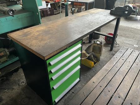 Werkbank mit Schraubtstock und 5ladigem Auszugsschrank inkl. Maschinenzubehör für die Pos. 413 Werkbank mit Schraubtstock und 5ladigem Auszugsschrank inkl. Maschinenzubehör für die Pos. 413
