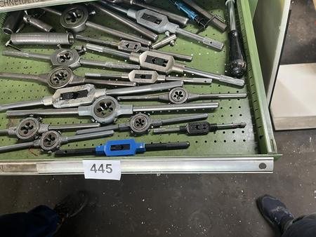 Ladeninhalt an Schneideisenhalter und Wendeeisenhalter Ladeninhalt an Schneideisenhalter und Wendeeisenhalter
