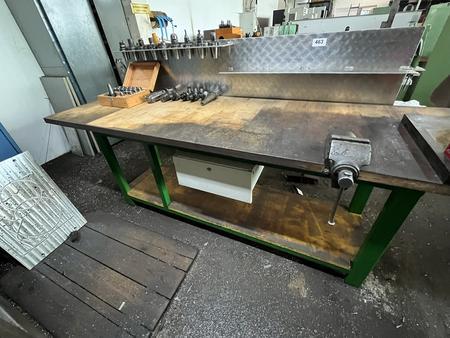 Werkbank mit Schraubstock, mit Mehrschichtplatte, 240x75x90cm, mit Alu - Riffelblechaufsatz, OHNE Werkzeug Werkbank mit Schraubstock, mit Mehrschichtplatte, 240x75x90cm, mit Alu - Riffelblechaufsatz, OHNE Werkzeug