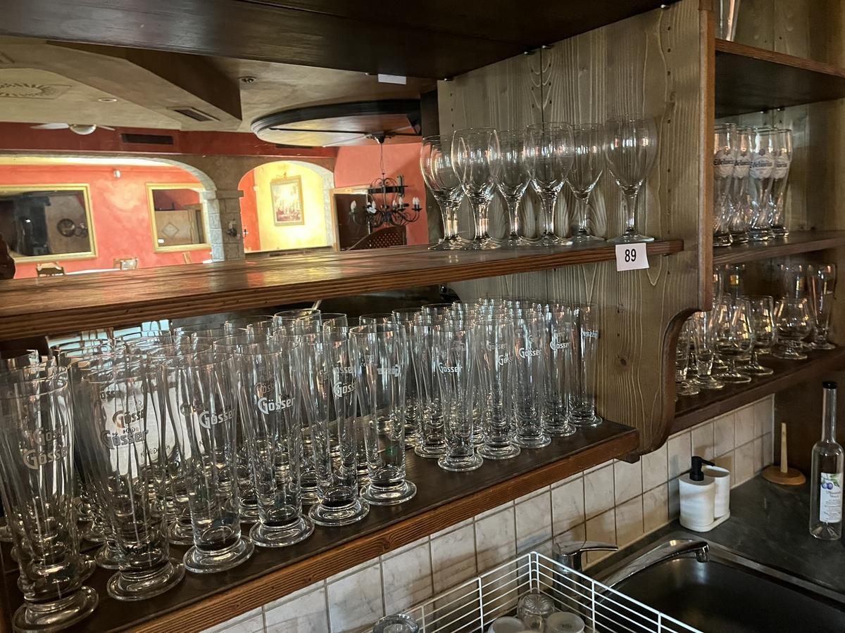 kompletter Regalinhalt an Biergläsern
