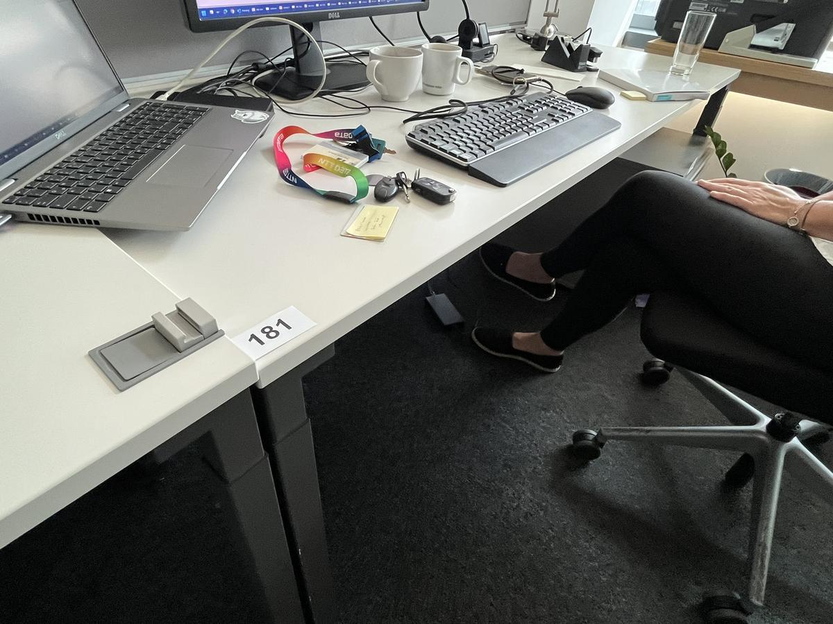 Steelcase Schreibtisch 180/80 cm mit Rückwand?d=2025-06-16 09:15:43