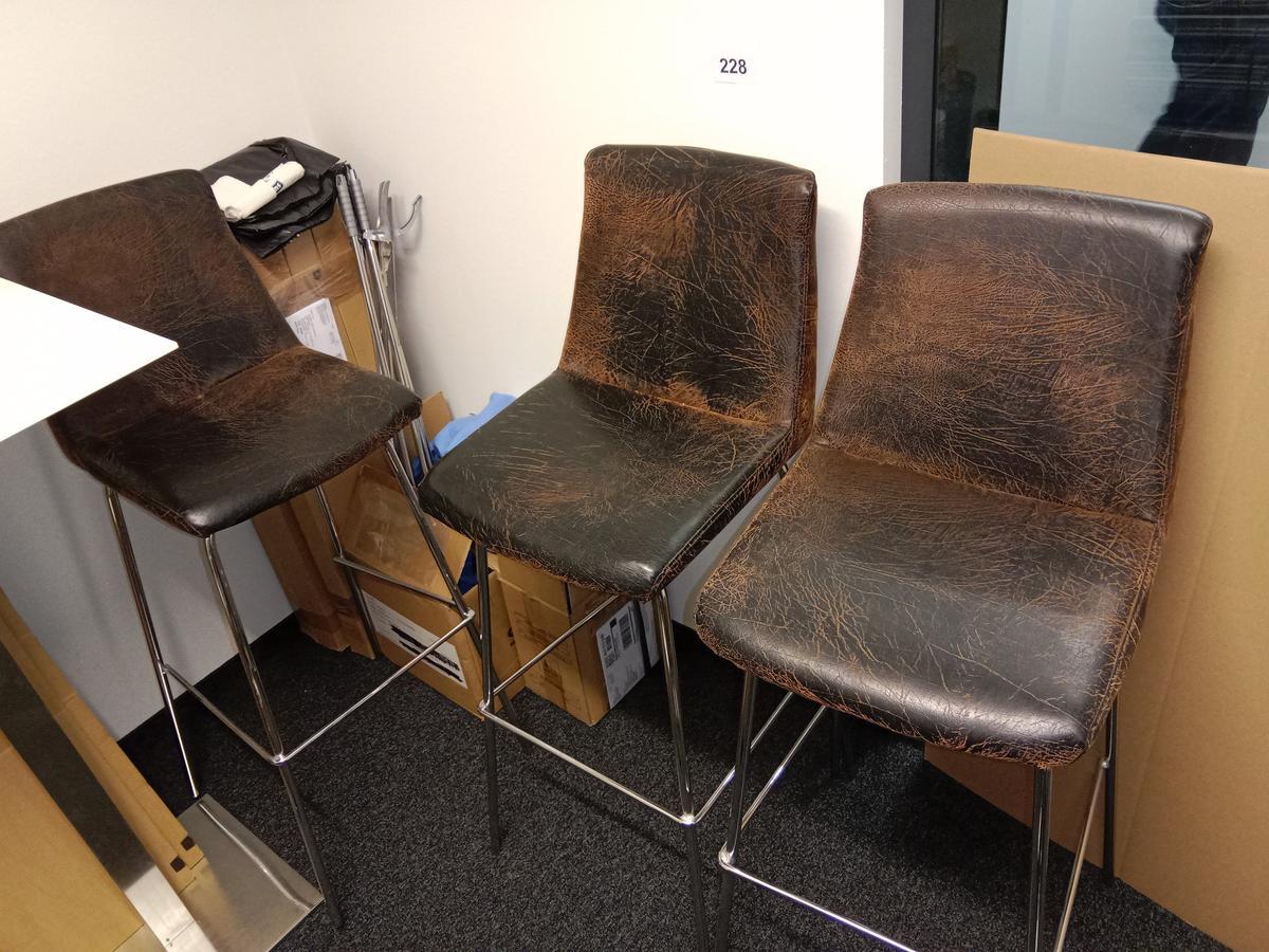 3 Stück Hocker mit Lederbezug?d=2025-06-16 09:18:41