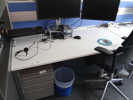 Steelcase Schreibtisch 160/80 cm mit Trennwand Steelcase Schreibtisch 160/80 cm mit Trennwand