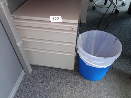 Steelcase Schreibtisch 160/80 cm mit Trennwand Steelcase Schreibtisch 160/80 cm mit Trennwand