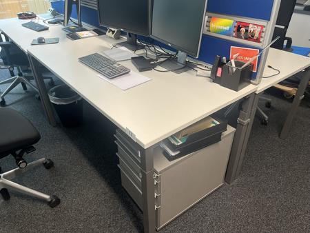 Steelcase Schreibtisch 160/80 cm mit Trennwand Steelcase Schreibtisch 160/80 cm mit Trennwand