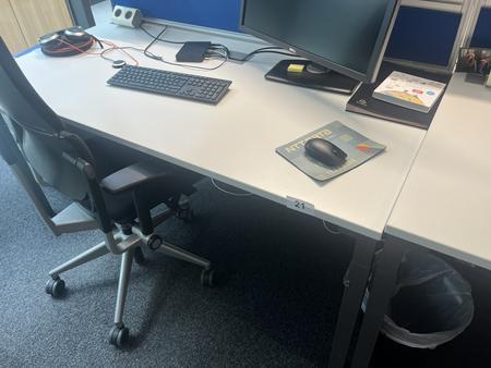 Steelcase Schreibtisch 160/80 cm mit Trennwand Steelcase Schreibtisch 160/80 cm mit Trennwand
