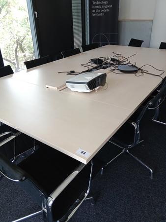 Besprechungstischgruppe 420/160 cm mit EDV Klappe Besprechungstischgruppe 420/160 cm mit EDV Klappe
