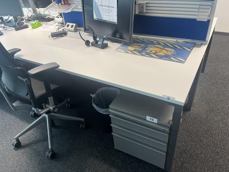 Steelcase Schreibtisch 160/80 cm mit Trennwand Steelcase Schreibtisch 160/80 cm mit Trennwand