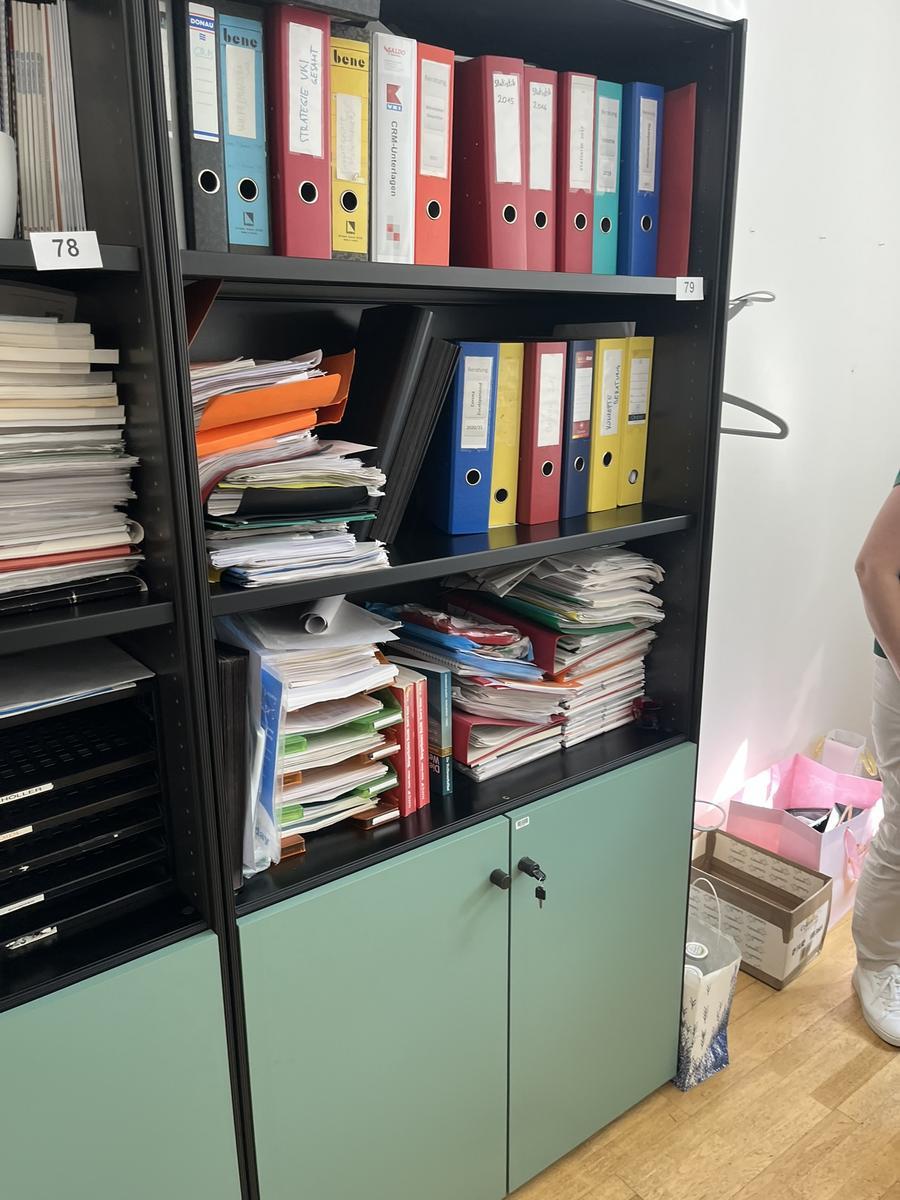 Aktenschrankmodul mit Doppeltüre oben offen
