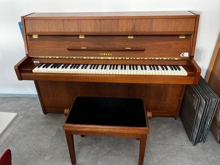 YAMAHA Klavier Vollfunktionstchtig aus Musikschulbetrieb mit Klavierbank