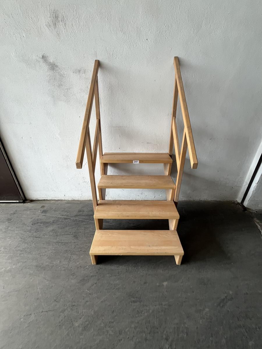 Holzstiege?d=2025-06-17 03:37:02