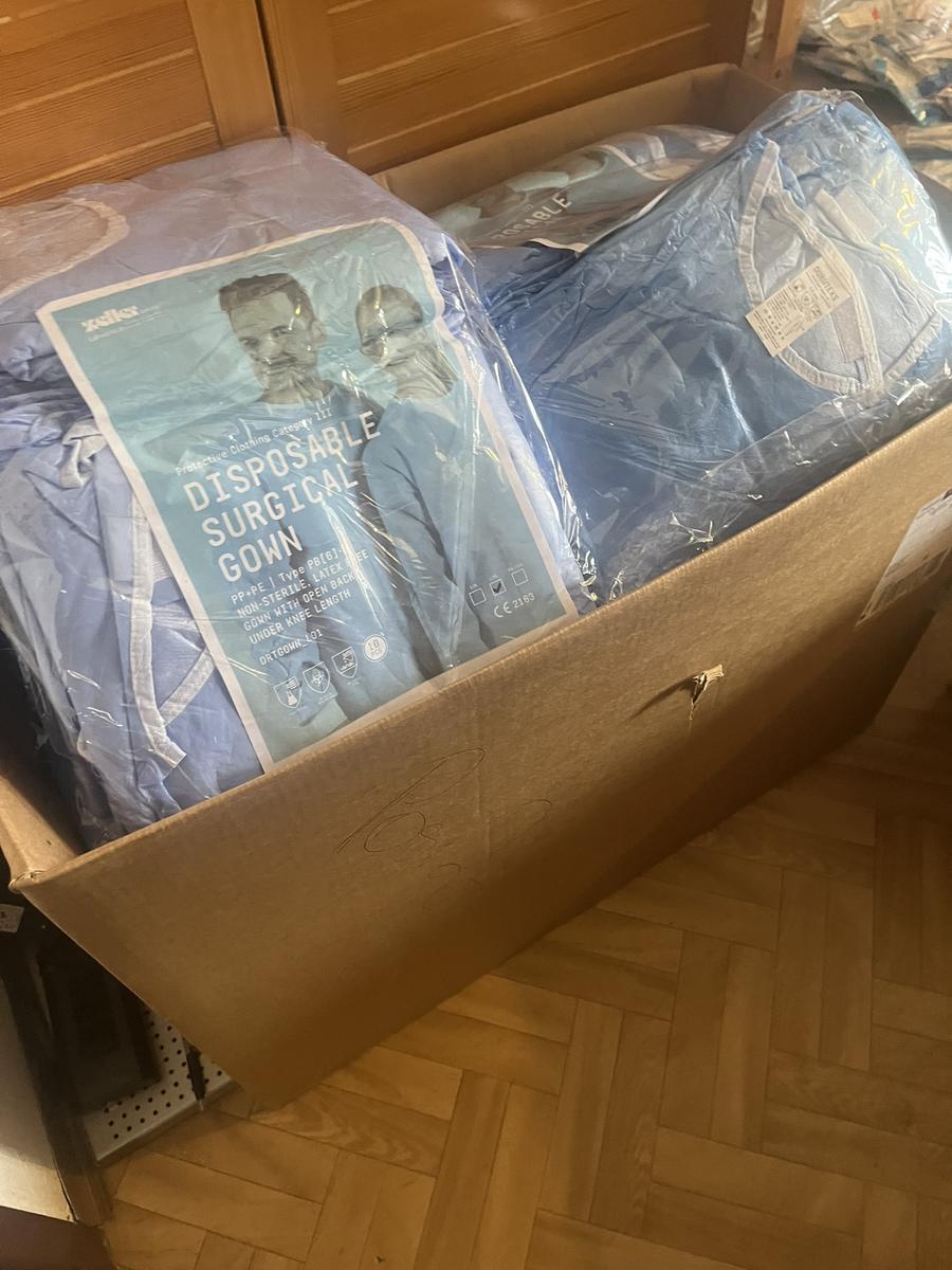 14 x 10 Stück Disposable Surgical Gown?d=2025-06-22 14:42:38