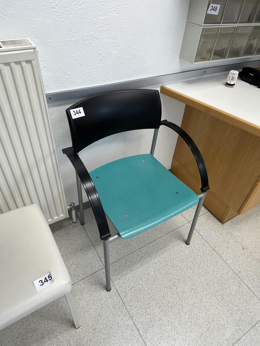 Stuhl mit Armlehne?d=2025-06-22 19:11:02