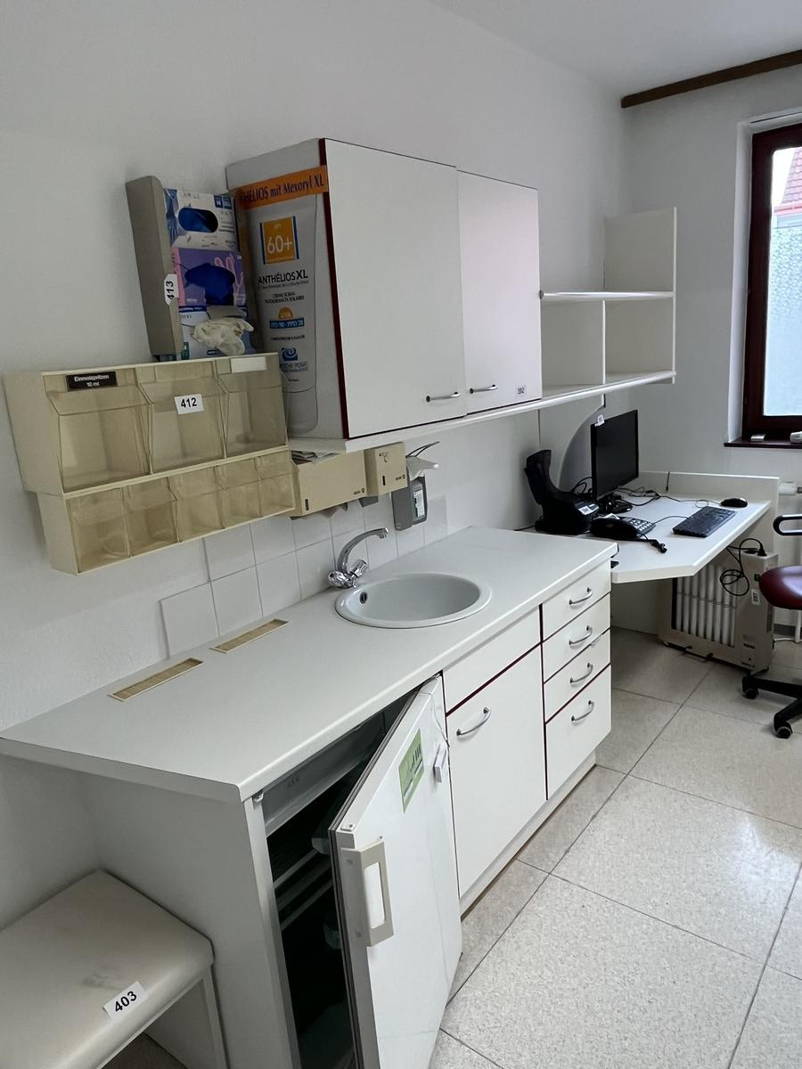 Medizinischer Ambulanzverbau ca. 300 x 80 cm mit Hängeschränken?d=2025-06-22 19:15:49