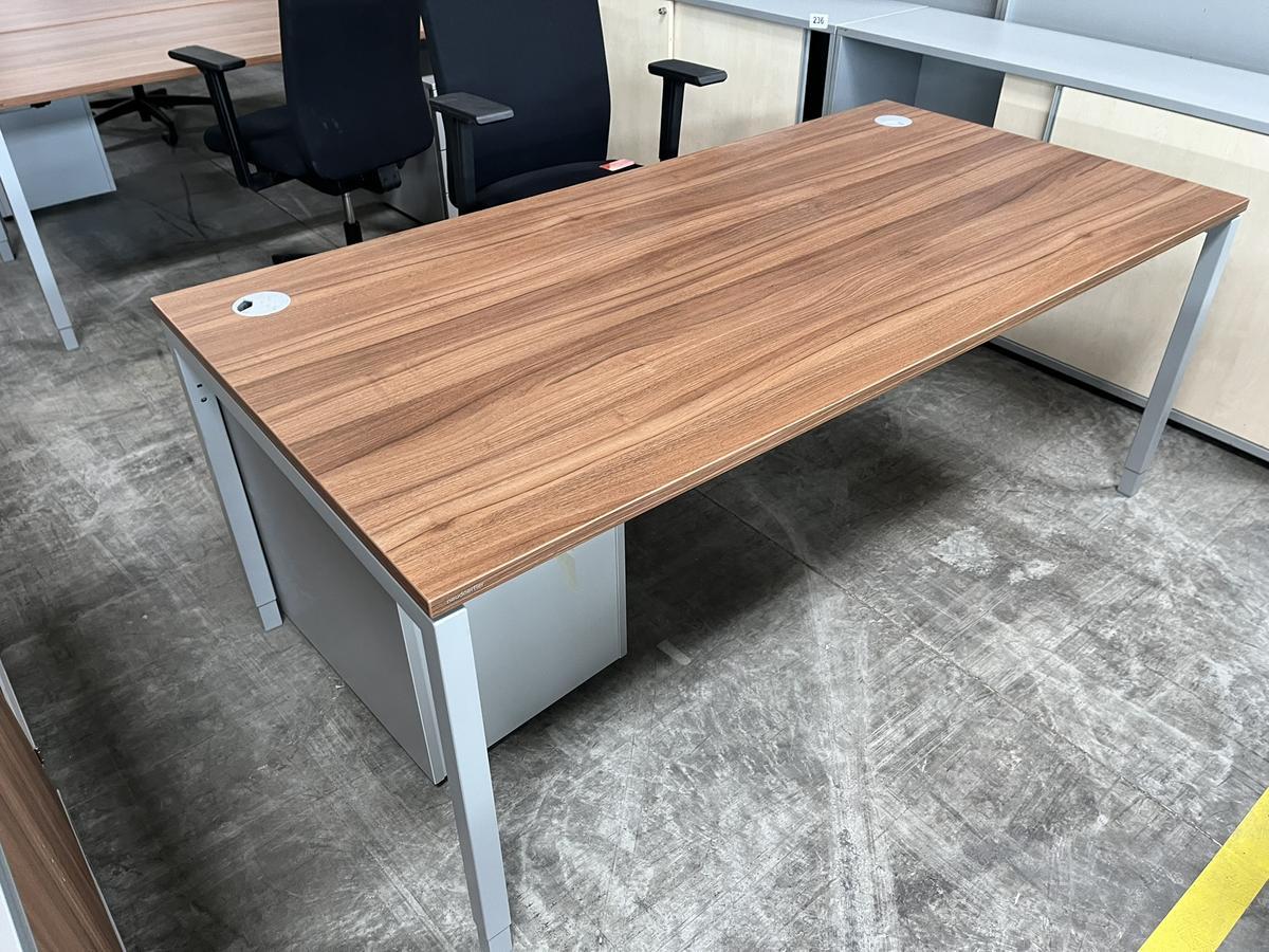 Neudörfler Schreibtisch?d=2025-06-22 18:58:32