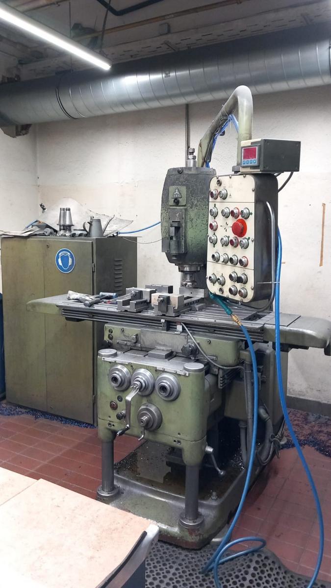 TOS FB25 Universalfräsmschine, BJ ca. 1971 - 1973, SK50 Aufnahme DIN2080, Drehzahl 2200, Vorschub bis zu 1250, Leistung 11 kW, im Vorschubgetriebe ist ein Zahnrad defekt?d=2025-07-02 13:48:05