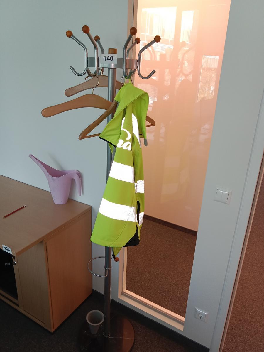 Designer Garderobenständer?d=2025-07-01 14:30:24