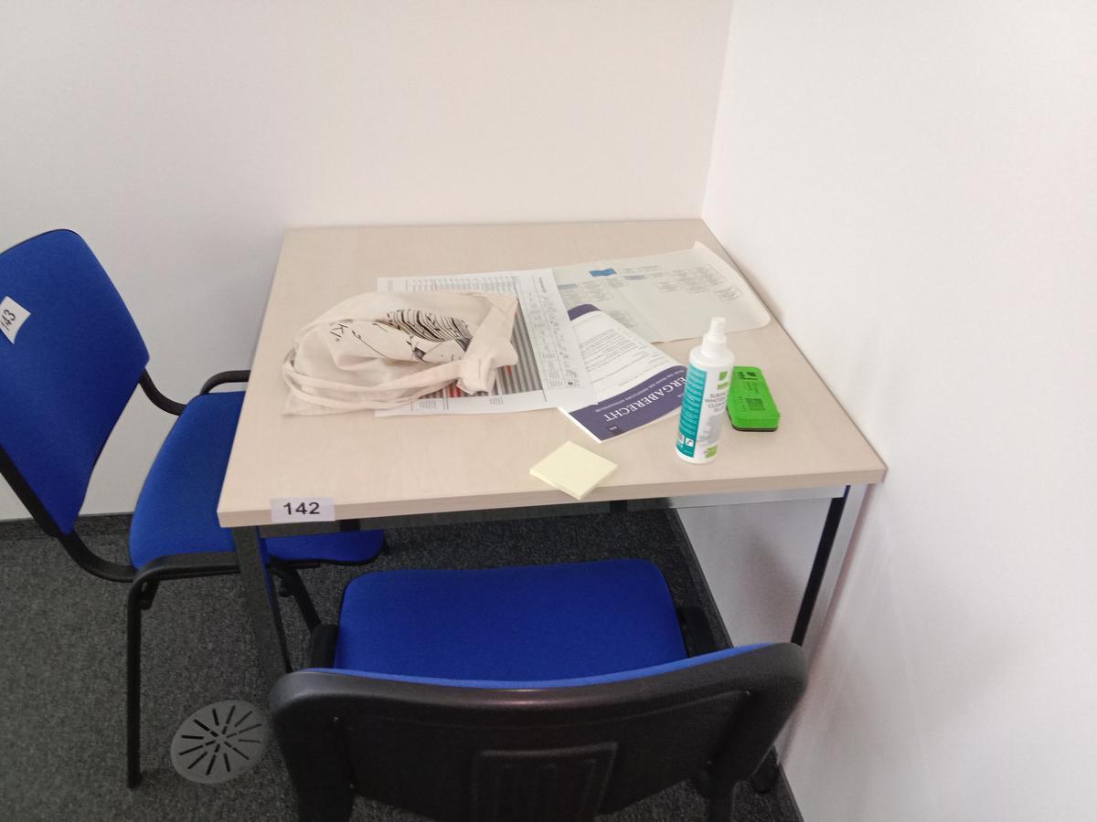 Besprechungstisch ca.80/80 cm?d=2025-07-01 13:47:58