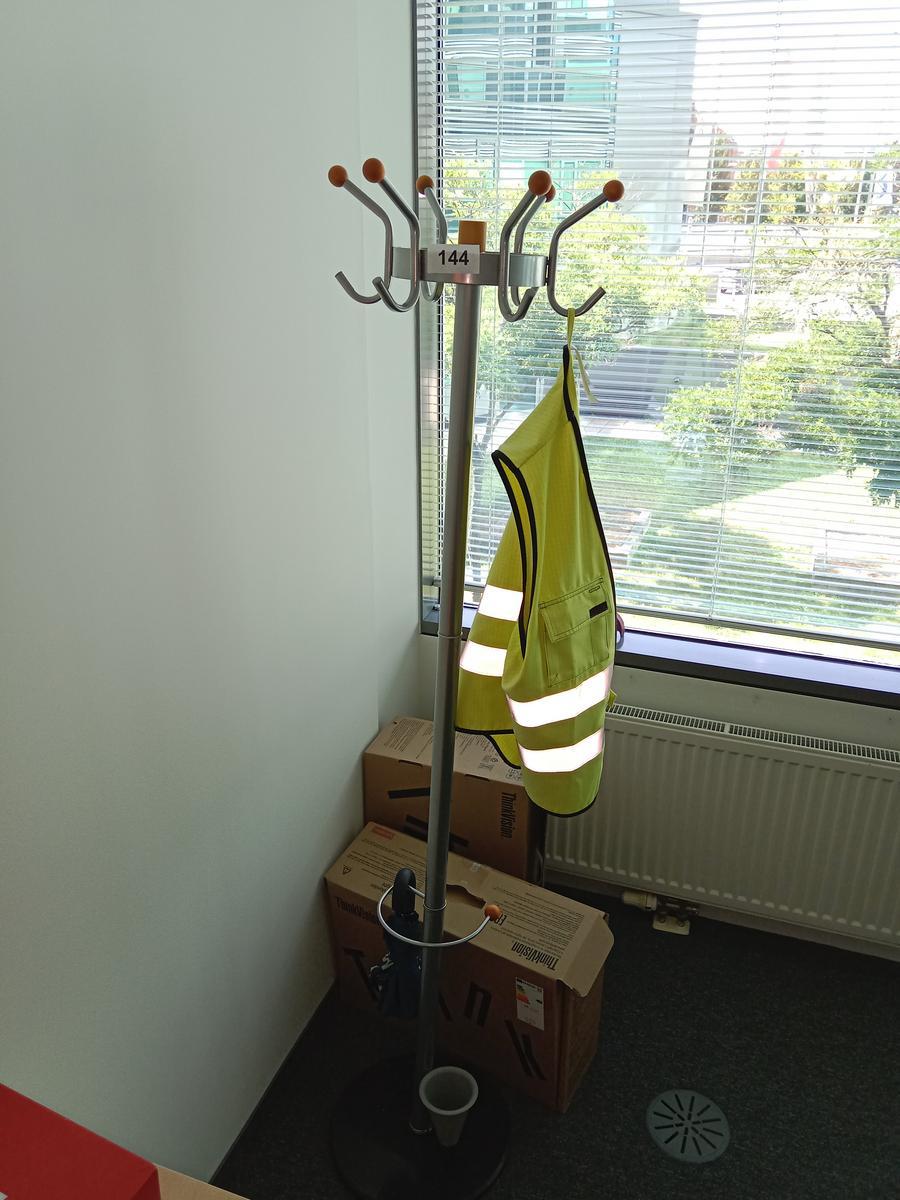 Designer Garderobenständer?d=2025-07-01 13:48:44