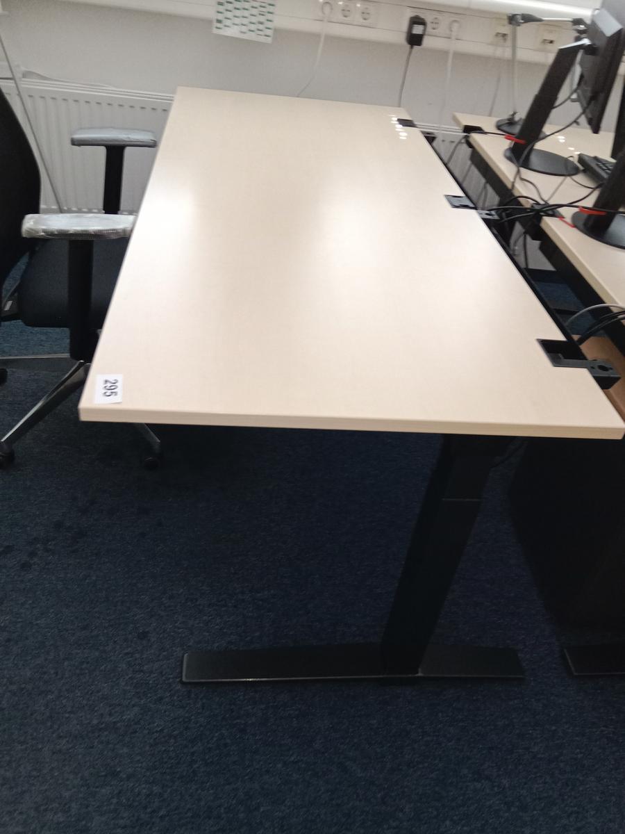 Schreibtisch ca. 180/80 cm?d=2025-06-29 12:26:47