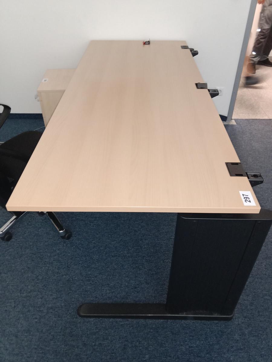 Schreibtisch ca. 180/80 cm?d=2025-06-29 12:04:50