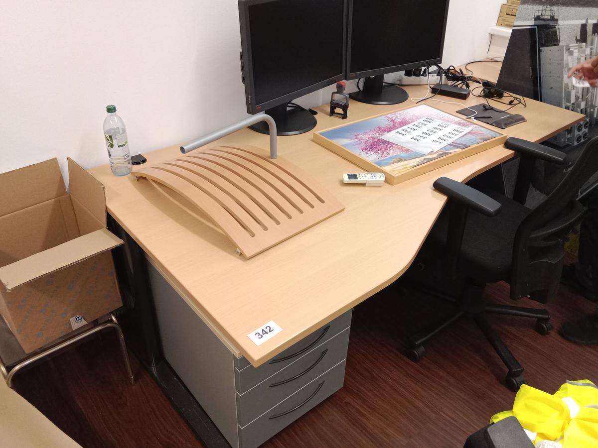 Schreibtisch ca. 200/80 cm?d=2025-06-29 16:28:59