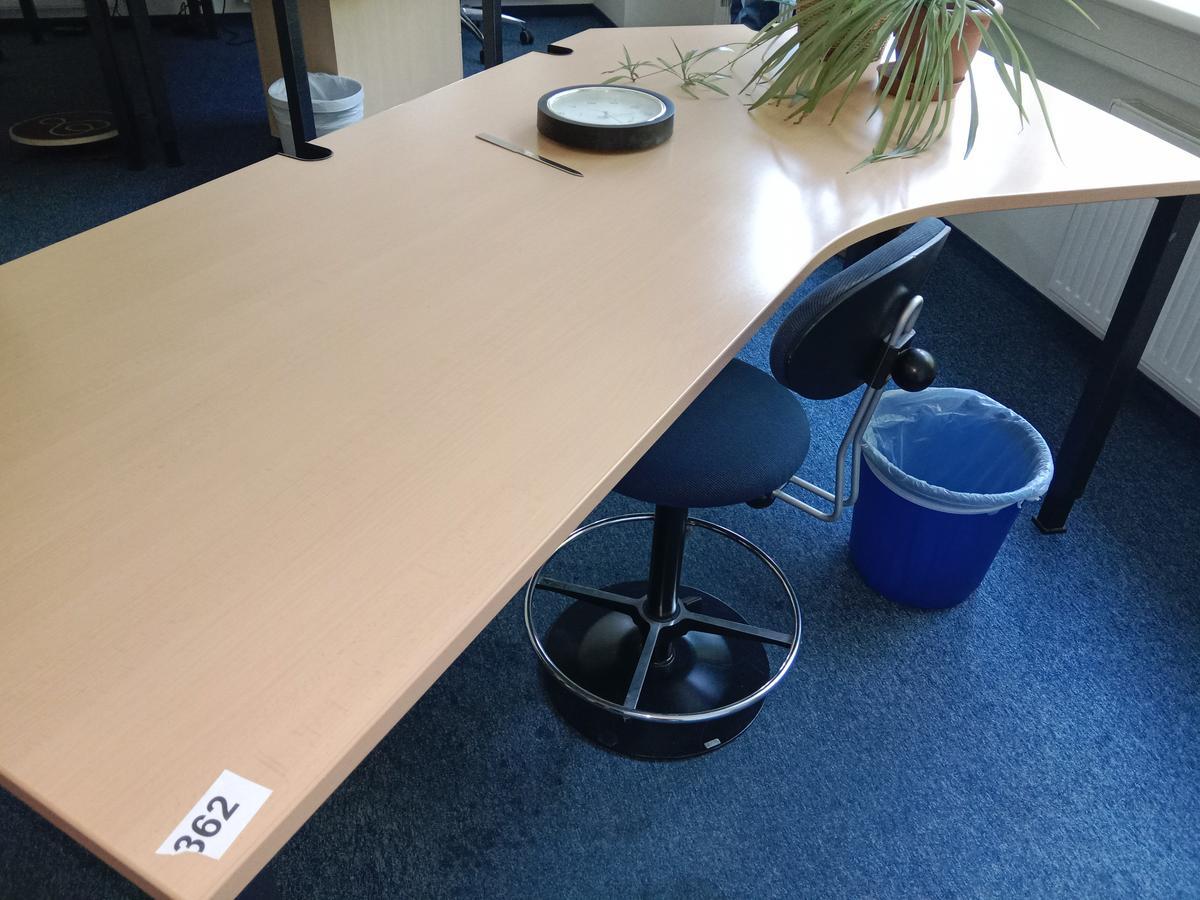 Schreibtisch geschwungen ca. 230/80/100 cm?d=2025-06-29 16:45:20