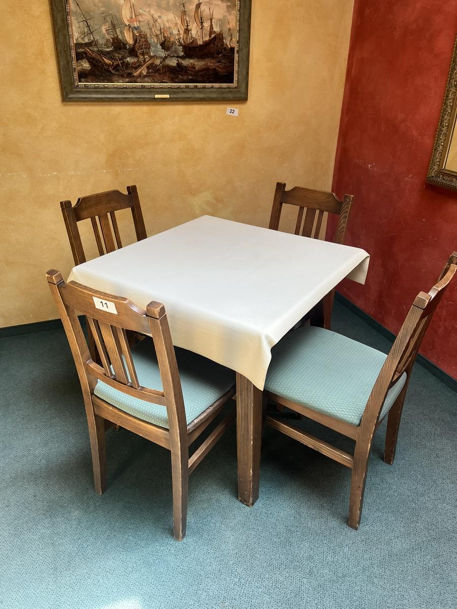 Gastrotisch Massivholz ca.80x80 cm  mit 4 Stück Stühlen?d=2025-07-06 09:08:09