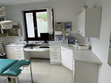 Medizinischer Ambulanzverbau 380 x 175 cm mit Hngeschrnken, Unterbau mit Ladenelementelen, Spltischamatur und Spltisch