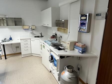 Medizinischer Ambulanzverbau ca. 290 x 140 cm mit Hngeschrnken, Unterbau mit Ladenelementelen, Spltischamatur und Spltisch + einen Medizin-Khlschrank mit Auenthermostat