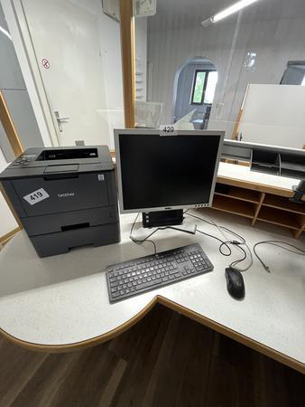 PC Anlage mit Rechner und Monitor