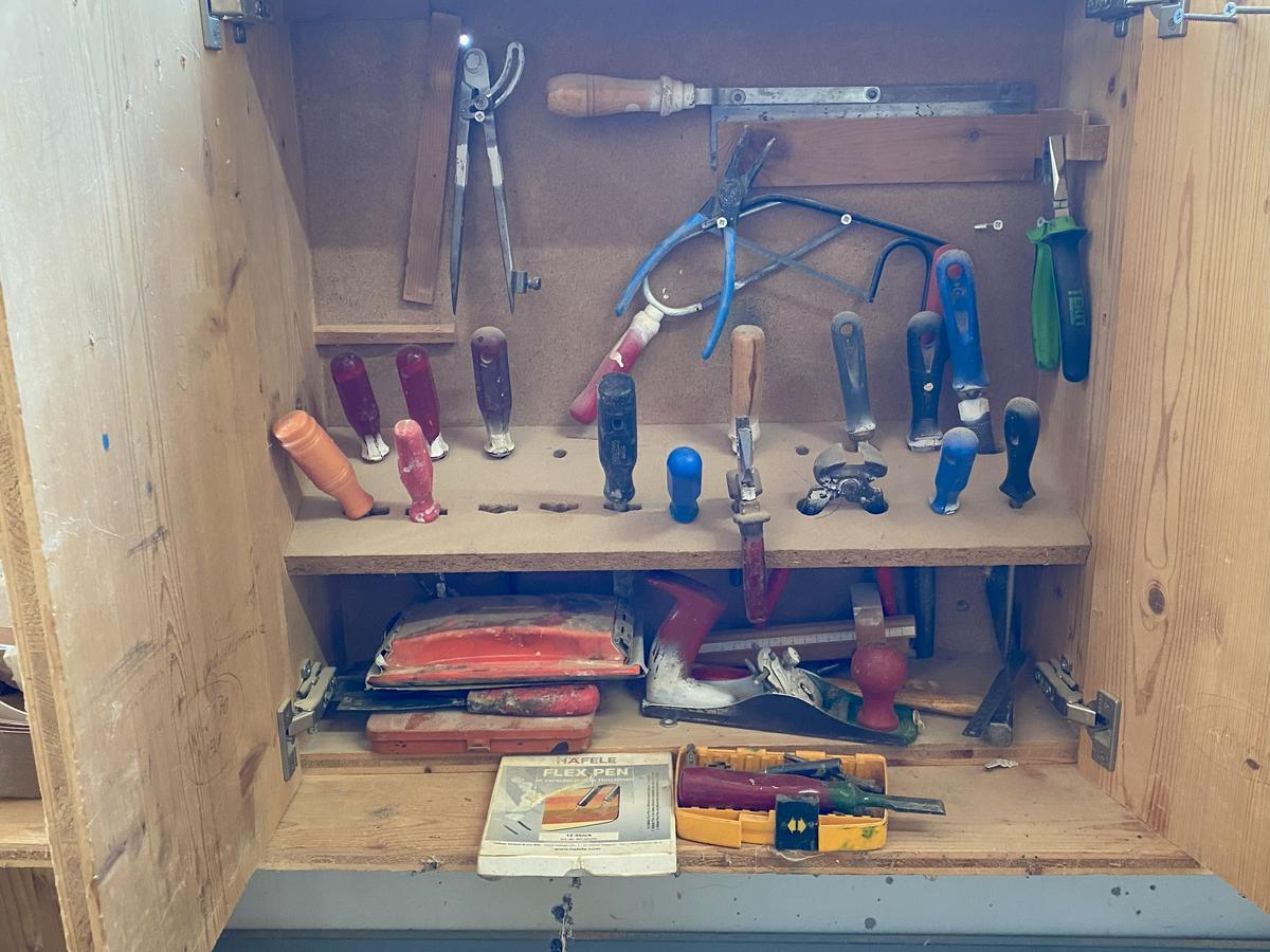 Tischlerwerkzeugschrank inklusive Handwerkzeugen?d=2025-08-11 14:47:50