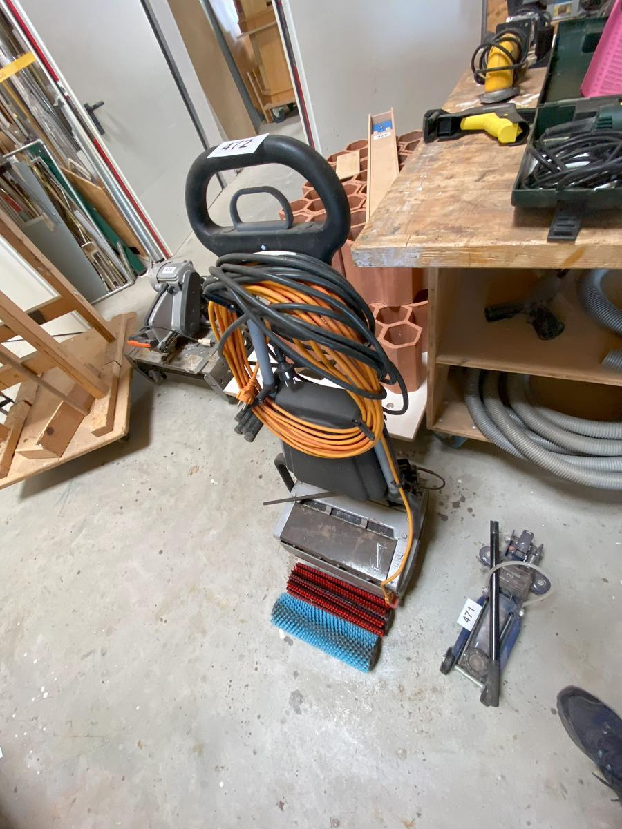 Bodenreinigungsmaschine mit Ersatzbürsten Lux Uni Prov 340?d=2025-08-11 19:53:33