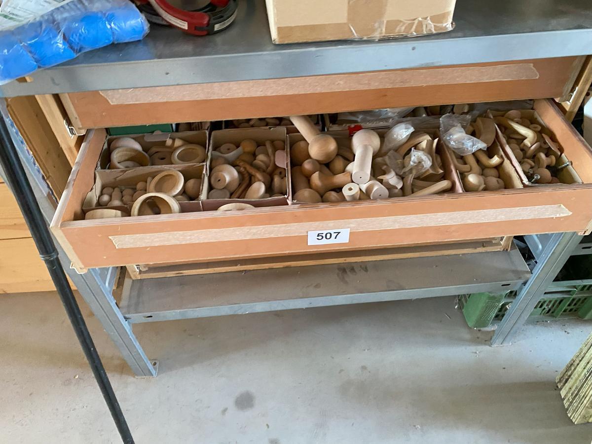 4 ladiger Schrank mit Möbelzubehör?d=2025-08-11 17:55:20