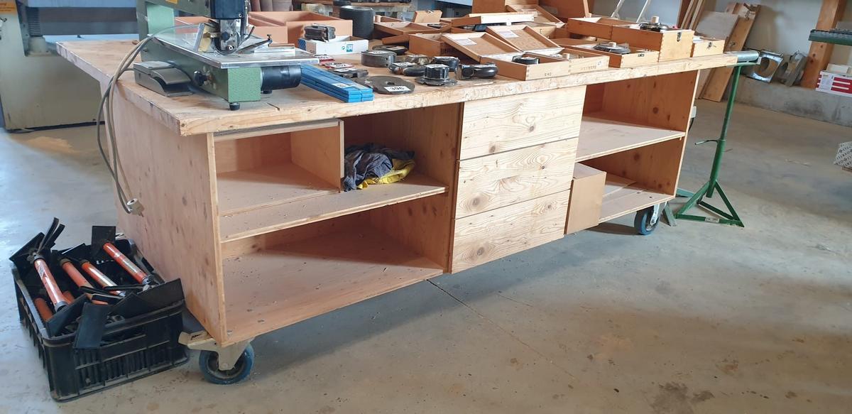 4 Stück Arbeitstische fahrbar 250 x 120 cm?d=2025-08-11 18:32:18
