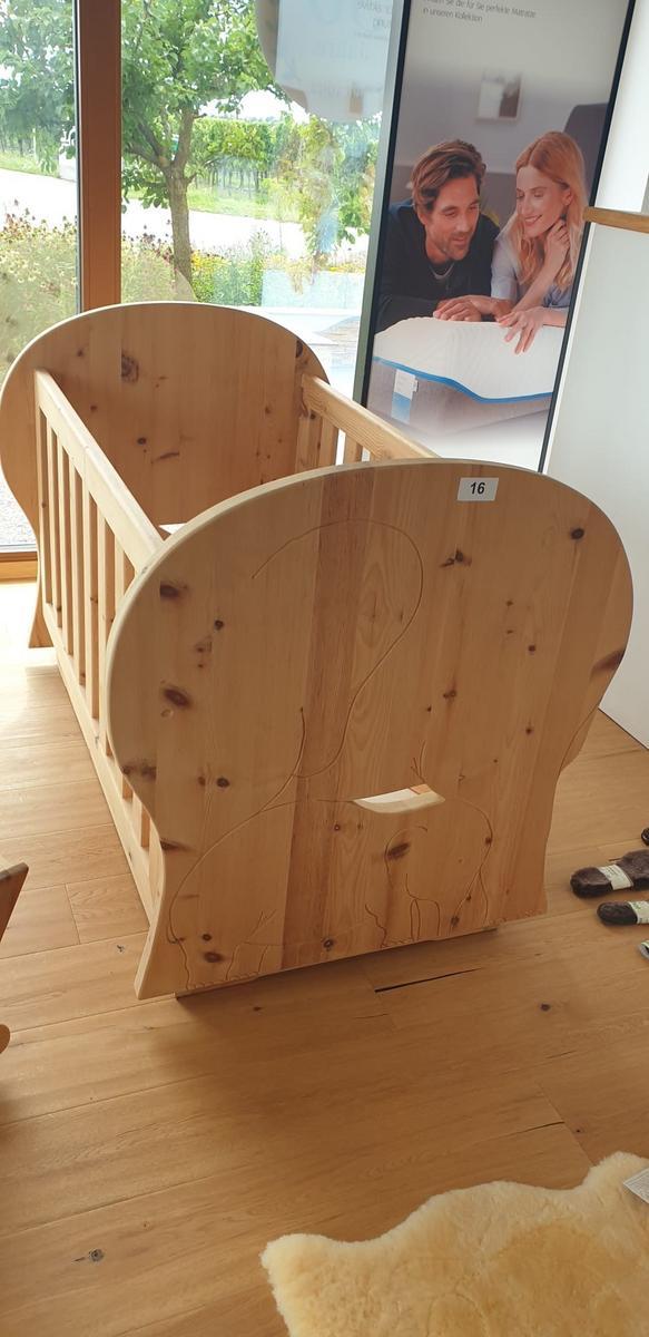 Babywiege Tischlerarbeit in Zirbenholz 147 x 95 x 102 cm?d=2025-08-11 11:04:15
