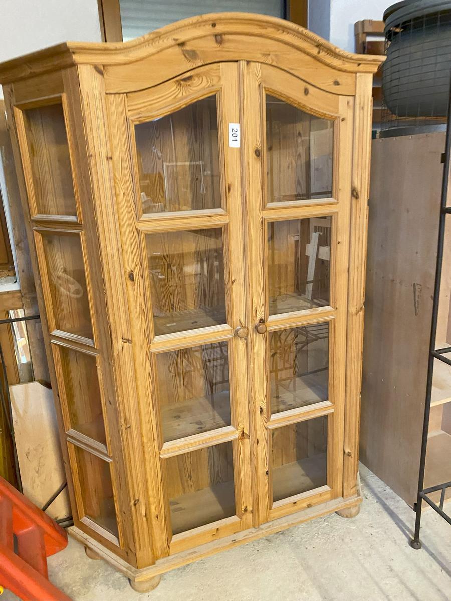 Glasvitrinenschrank 140 x 40 x 185 cm?d=2025-08-11 11:06:06