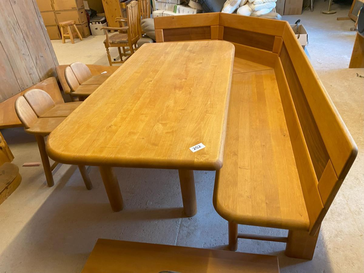 Eckbankverbau in Massivholz 200 / 96 / 80 mit Tisch 95 x 190 + 2 Hocker?d=2025-08-11 11:06:03