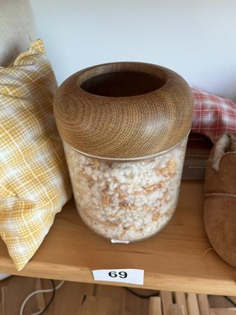 Blumenvase mit Schafwolle gefüllt Blumenvase mit Schafwolle gefüllt