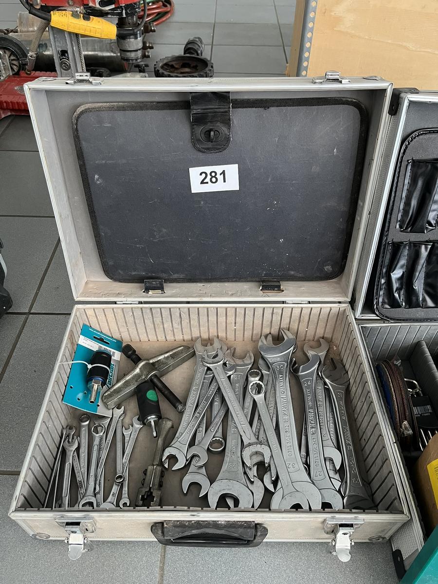 Werkzeugkiste mit Ring und Gableschlüsseln?d=2025-08-11 20:16:27