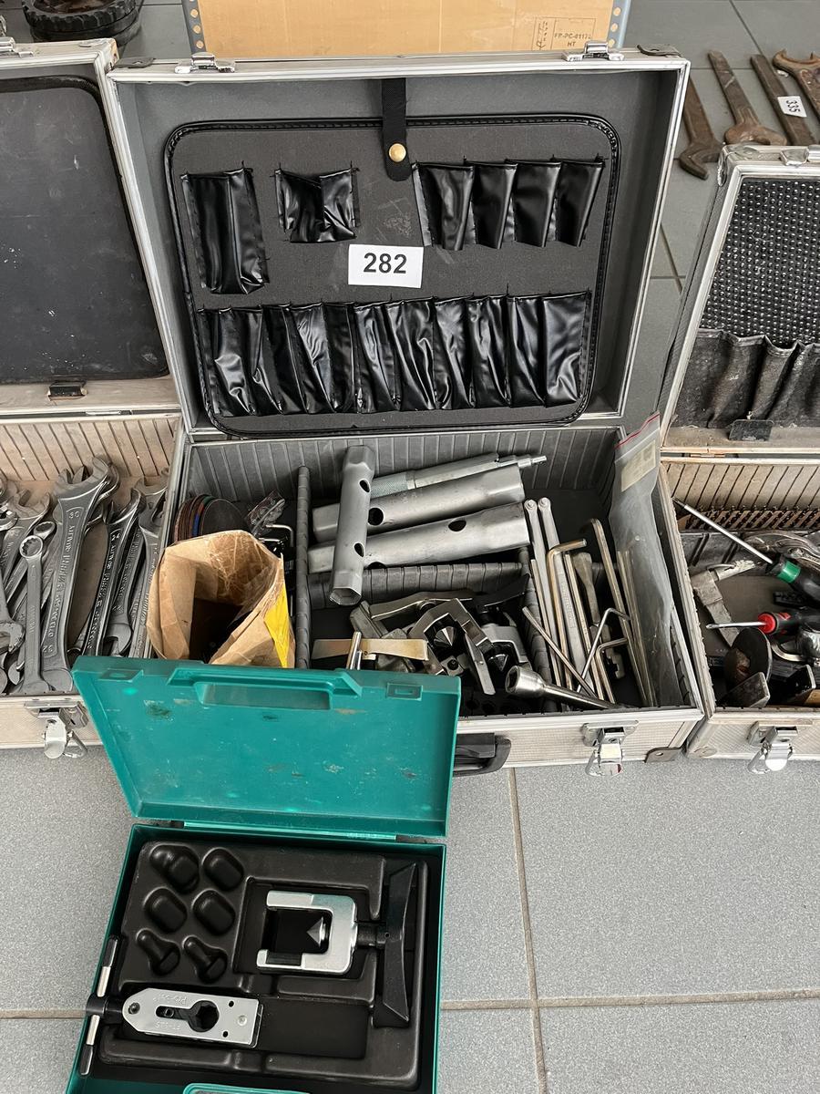 Werkzuegkiste mit Handwerkzeug?d=2025-08-11 20:22:30