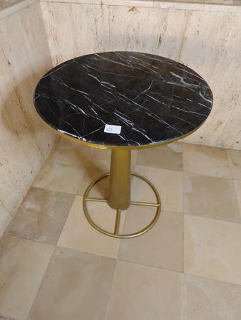 Runder Tisch mit schwarzer Steinplatte Runder Tisch mit schwarzer Steinplatte
