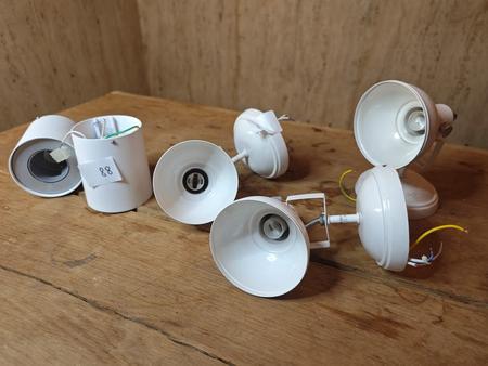 2 Deckenstrahler, 3 Wandlampen 2 Deckenstrahler, 3 Wandlampen