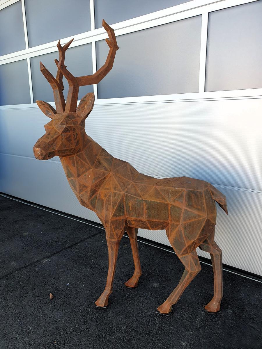 Hirsch Skulptur aus Cortenstahl, handgefertigt, ca. 45kg, Abmessung rund L 130 / B 100 / H 200 cm, Wandstärke 1.5mm