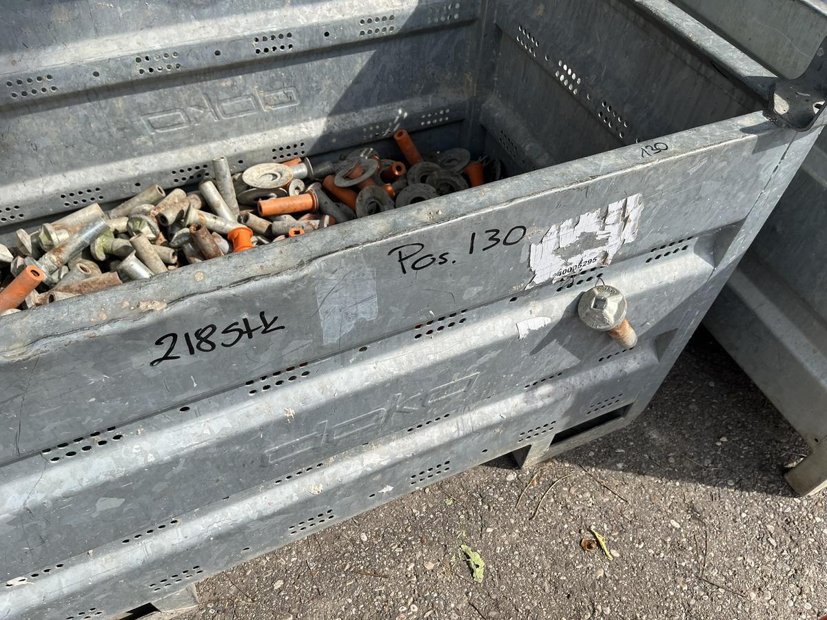1 Stück DOKA  Box befüllt mit Schalungszubehör ( 218 Stück Schalungsbolzen )